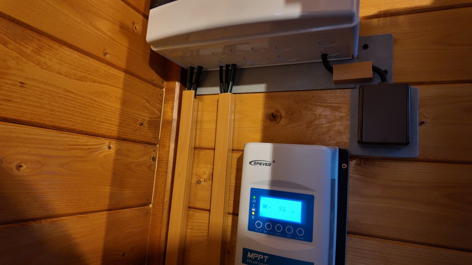 Přehledné osazení technologie ostrovní FVE