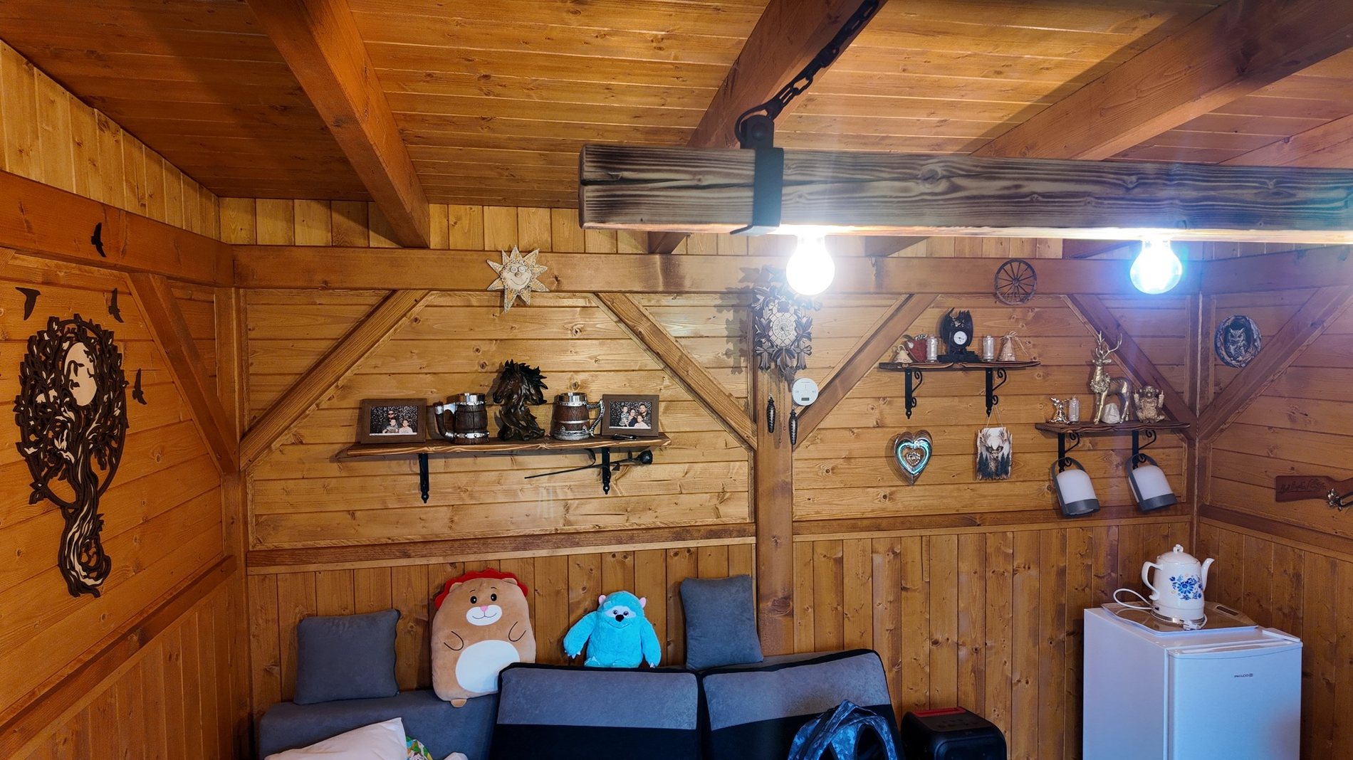 Interiér chaty s osvětlením
