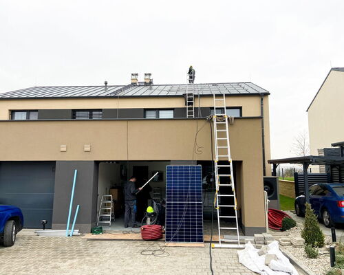 Zpravidla posíláme k instalaci dvě party – nejprve střechaře, poté elektrotechniky | Článek - Realizace a instalace fotovoltaiky od ARPEG