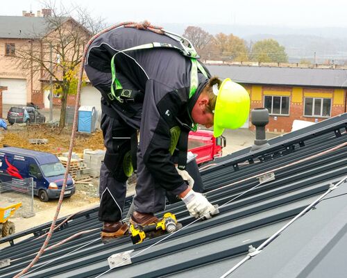 Dbáme na maximální bezpečnost práce na střeše | Článek - Realizace a instalace fotovoltaiky od ARPEG