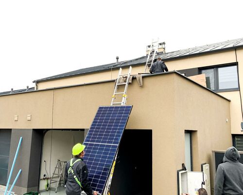 Na střeše zbývá poslední úkol – instalace panelů | Článek - Realizace a instalace fotovoltaiky od ARPEG