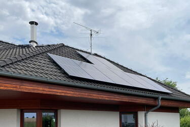 Reference: Solární elektrárna s autonabíječkou a vyřízením dotace NZÚ - Polepy 