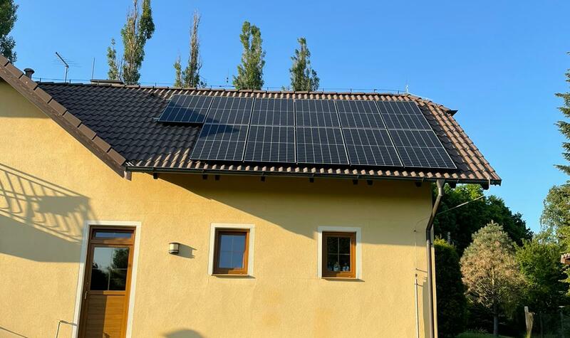 Reference: Fotovoltaická elektrárna s dobíjecími stanicemi pro elektromobil instalovaná v Přešticích v Plzeňském kraji