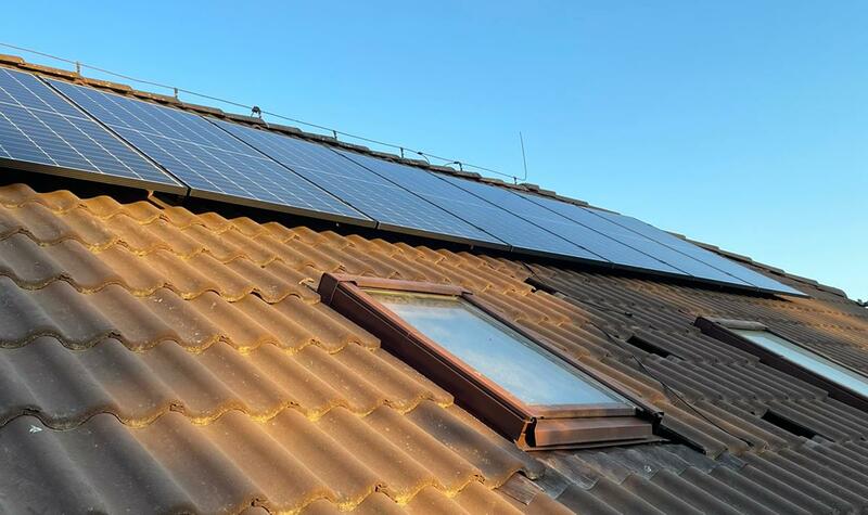 Reference: Fotovoltaická elektrárna s dobíjecími stanicemi pro elektromobil instalovaná v Přešticích v Plzeňském kraji
