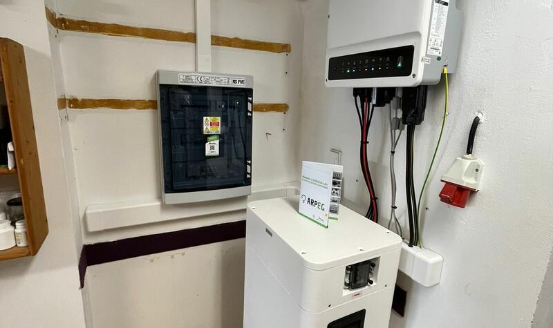 Reference: Fotovoltaická elektrárna s baterií a nabíjecí stanicí pro elektromobil - Litoměřice-Předměstí