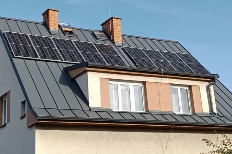 Reference: Solární elektrárna s bateriovým úložištěm a vyřízením dotace NZÚ - Žichovice 