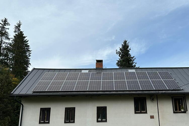 Reference: Fotovoltaická elektrárna s instalací na sedlovou střechu - Stružná 