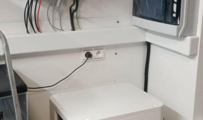 Reference: Solární elektrárna s baterií a dobíjecí stanicí na elektromobily - Praha