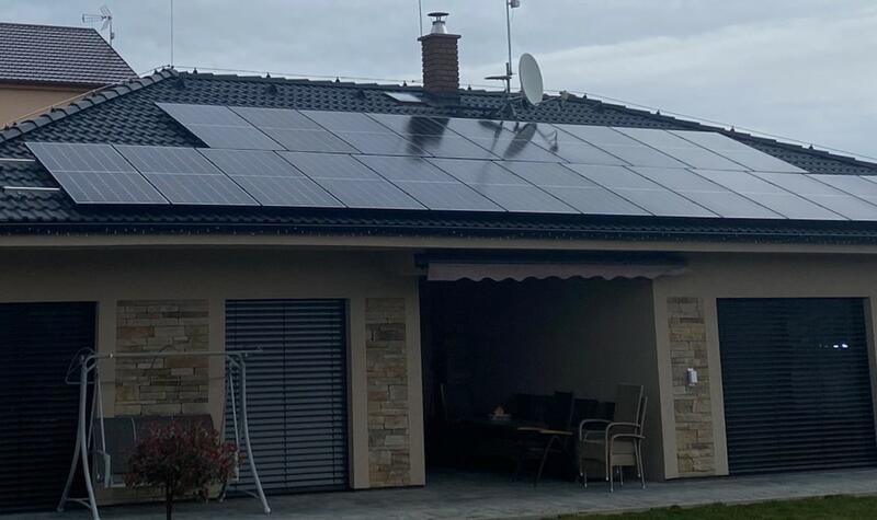 Reference: Fotovoltaická elektrárna na míru s nabíjecí stanicí pro elektromobil - Lužice