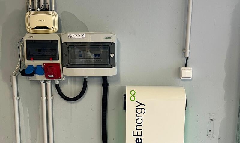 Reference: Fotovoltaická elektrárna na míru s nabíjecí stanicí pro elektromobil - Lužice