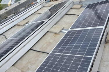 Reference: Solární panely instalované na rovnou střechu - Vejvanovice 