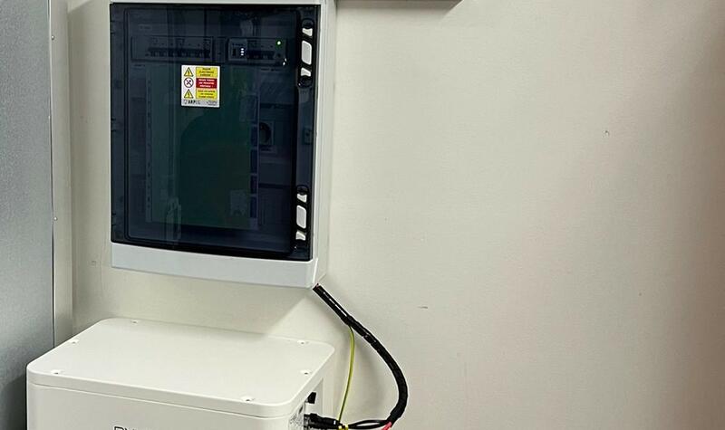 Reference: Solární elektrárna instalovaná na valbovou střechu - Neratovice 