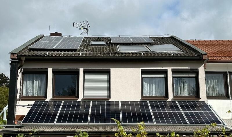 Reference: Solární elektrárna s wallboxem, montovaná v Miřeticích u Klášterce nad Ohří