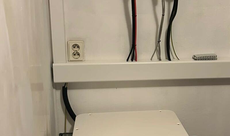 Reference: Solární elektrárna s wallboxem, montovaná v Miřeticích u Klášterce nad Ohří