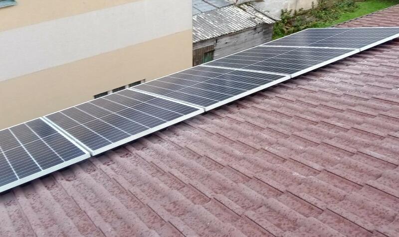 Reference: FVE s bateriemi a dobíjecí stanicí pro elektromobil, realizovaná v Domažlicích