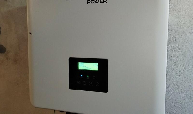 Reference: FVE s bateriemi a dobíjecí stanicí pro elektromobil, realizovaná v Domažlicích