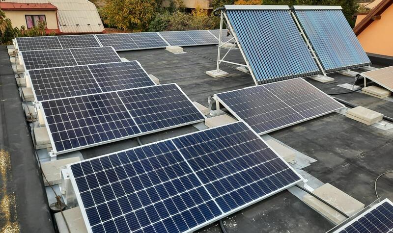 Reference: Fotovoltaická elektrárna s nabíjením baterií instalovaná v Praze