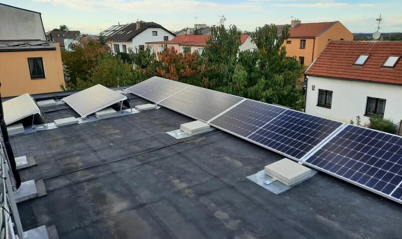 Reference: Fotovoltaická elektrárna s nabíjením baterií instalovaná v Praze 