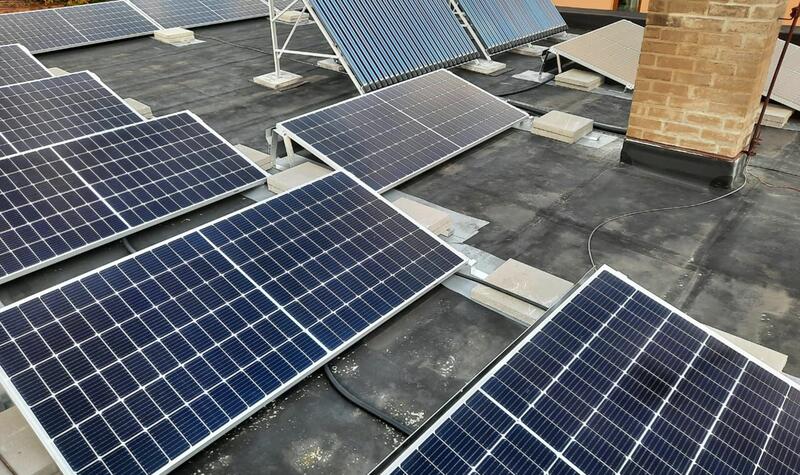 Reference: Fotovoltaická elektrárna s nabíjením baterií instalovaná v Praze