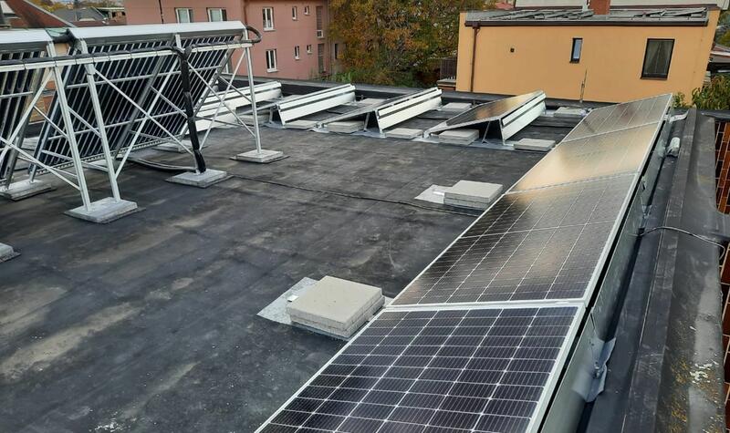 Reference: Fotovoltaická elektrárna s nabíjením baterií instalovaná v Praze