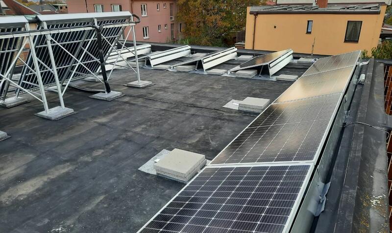 Reference: Fotovoltaická elektrárna s nabíjením baterií instalovaná v Praze 