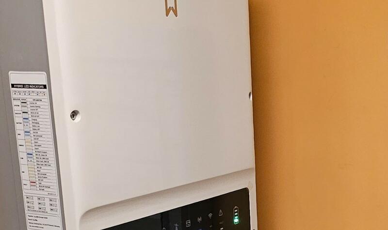 Reference: Fotovoltaická elektrárna s nabíjením baterií instalovaná v Praze