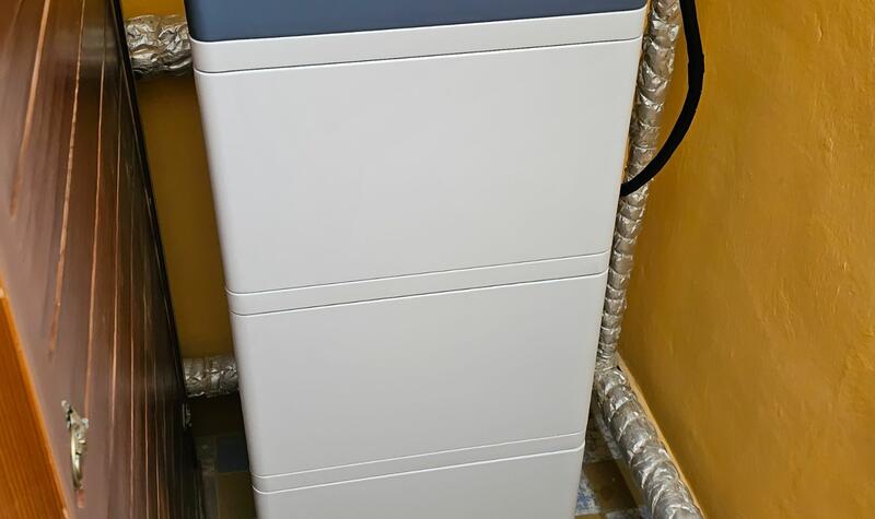 Reference: Fotovoltaická elektrárna s nabíjením baterií instalovaná v Praze