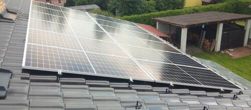 Reference Fotovoltaika s výkonem 5,4 kWp instalovaná na sedlovou střechu v Obrataňi 