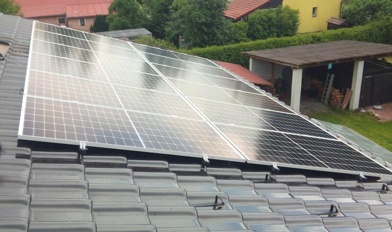 Reference: Fotovoltaika s výkonem 5,4 kWp instalovaná na sedlovou střechu v Obrataňi