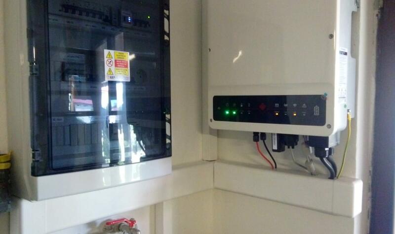 Reference: Fotovoltaika s výkonem 5,4 kWp instalovaná na sedlovou střechu v Obrataňi