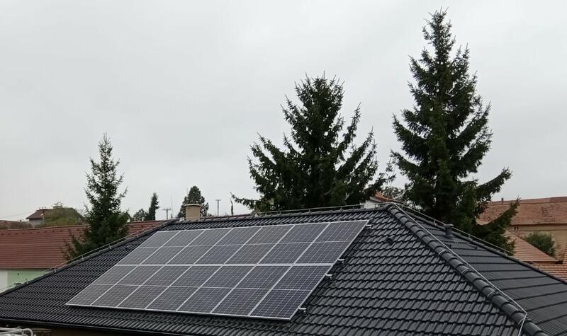 Reference: Fotovoltaická elektrárna s nabíjením baterií instalovaná ve Šťáhlavech