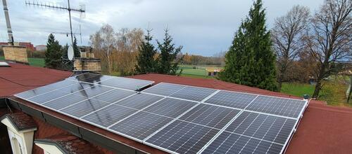 Reference Fotovoltaická elektrárna instalovaná na mansardovou střechu - Praha-Třeboradice