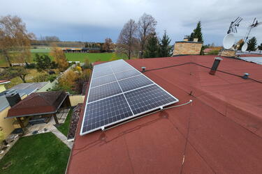 Reference: Fotovoltaická elektrárna instalovaná na mansardovou střechu - Praha-Třeboradice 