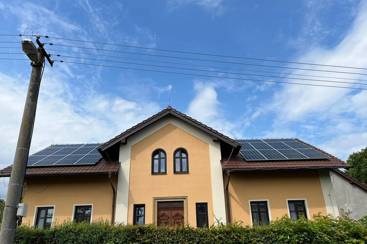Reference: Fotovoltaická elektrárna s výkonem 9 kWp a kapacitou baterií 14.2 kWh - Češov 