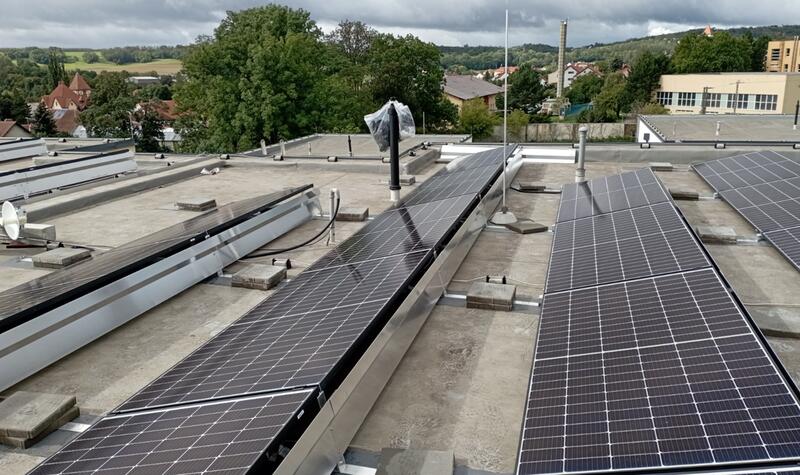 Reference: Fotovoltaická elektrárna instalovaná na rovnou střechu v Želešicích