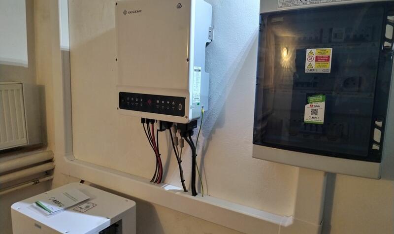 Reference: Solární elektrárna s výkonem 9,9 kWp a ukládáním do baterií - Vysoký Újezd-Kozolupy