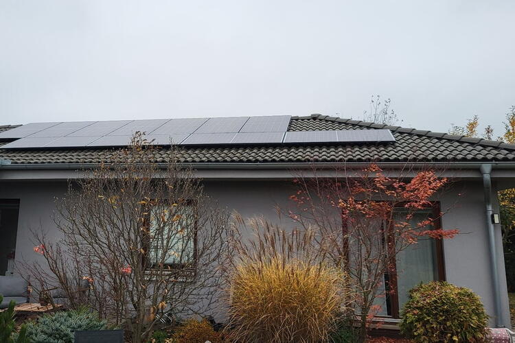 Reference: Fotovoltaika s Wallboxem a vyřízením dotace Nová zelená úsporám, instalovaná v Herinku 