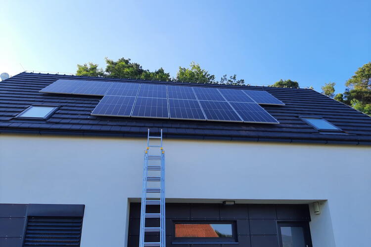 Reference: Solární elektrárna montovaná na sedlovou střechu v Zíchovci 