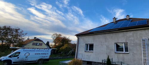Reference Fotovoltaická elektrárna instalovaná na stanovou střechu v Horních Ředicích 