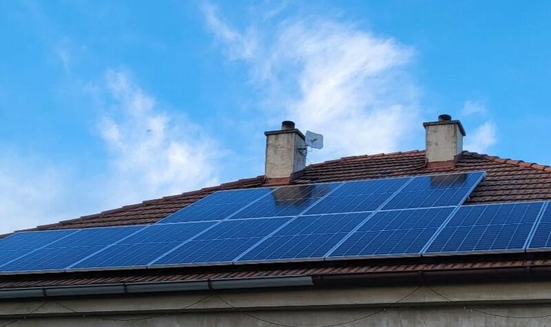 Reference: Fotovoltaická elektrárna instalovaná na stanovou střechu v Horních Ředicích