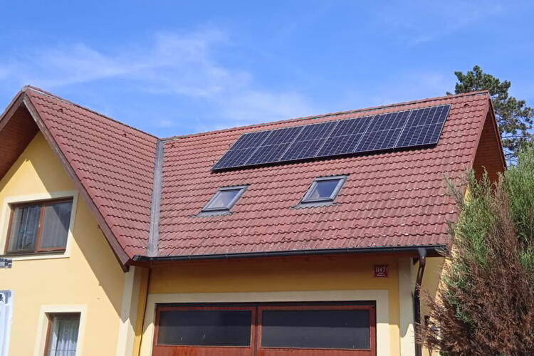 Reference: Fotovoltaická elektrárna s možností ukládání vyrobené energie do baterií - Praha-Dubeč 