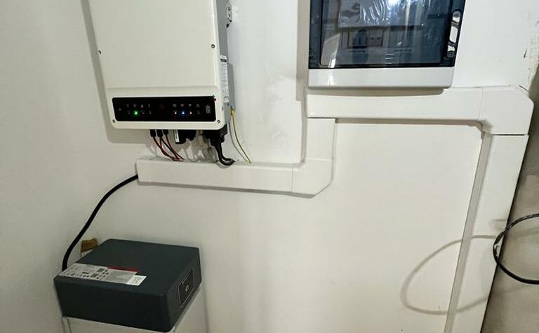 Reference: Solární elektrárna Instalovaná na rovnou střechu - Srch 