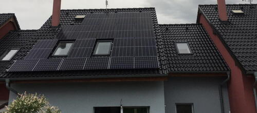 Reference Fotovoltaika s dobíjecí stanicí pro elektromobily montovaná v Hostkovicích 