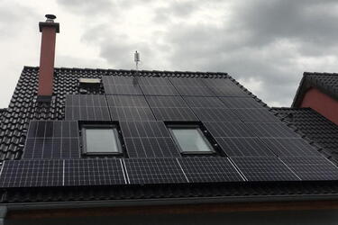 Reference: Fotovoltaika s dobíjecí stanicí pro elektromobily montovaná v Hostkovicích 