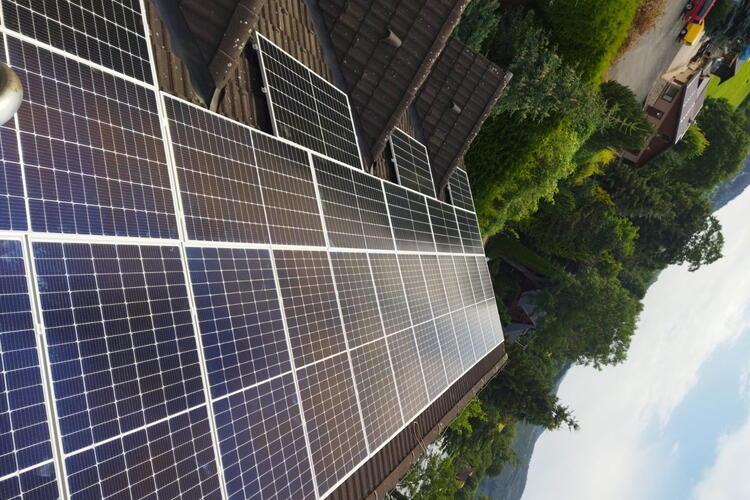 Reference: Solární elektrárna instalovaná na sedlovou střechu ve Vrchlabí 