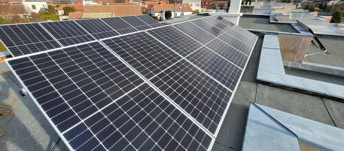 Reference FVE s výkonem 9,9 kWp instalovaná na rovnou střechu v Chrudimi 