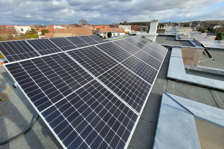 Reference: FVE s výkonem 9,9 kWp instalovaná na rovnou střechu v Chrudimi 