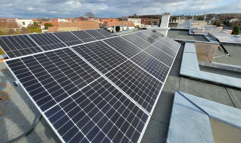 Reference: FVE s výkonem 9,9 kWp instalovaná na rovnou střechu v Chrudimi