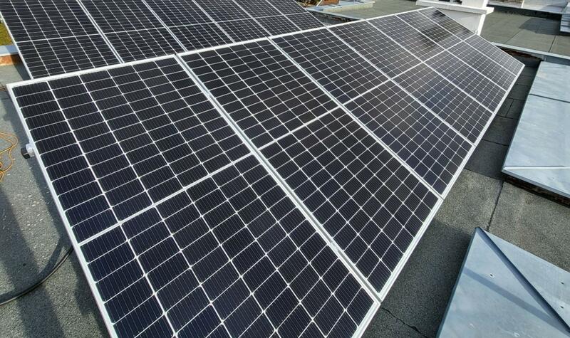 Reference: FVE s výkonem 9,9 kWp instalovaná na rovnou střechu v Chrudimi