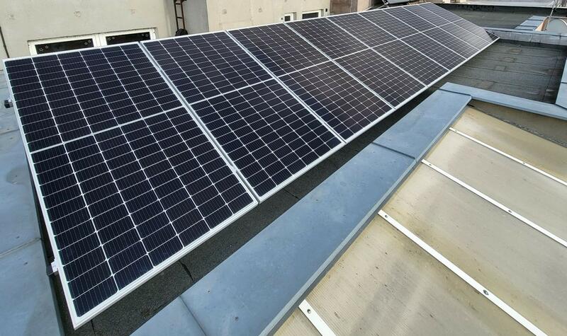 Reference: FVE s výkonem 9,9 kWp instalovaná na rovnou střechu v Chrudimi